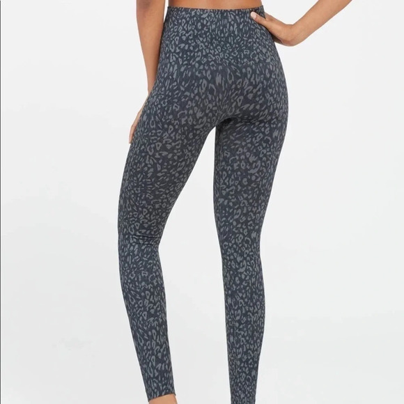 SPANX Look At Me Now Seamless Leggings Black Gray Leopard - Picture 2 of 13